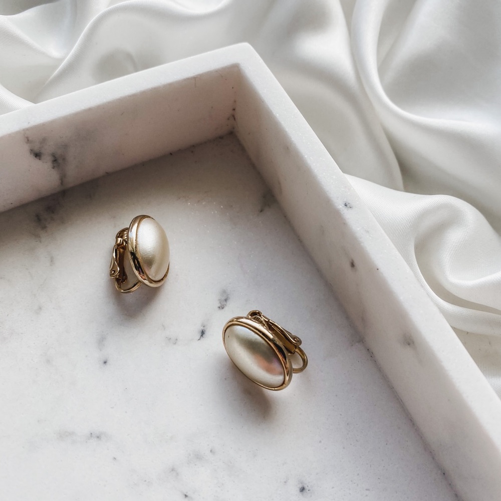 Vintage 1950s Gold Framed Faux Pearl Clip Earrings - Picture 3 of 7